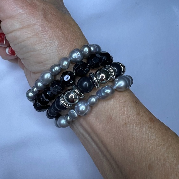 Stretchy set of Black, gray and silver tones. Arm Party with 4 bracelets - Picture 2 of 5